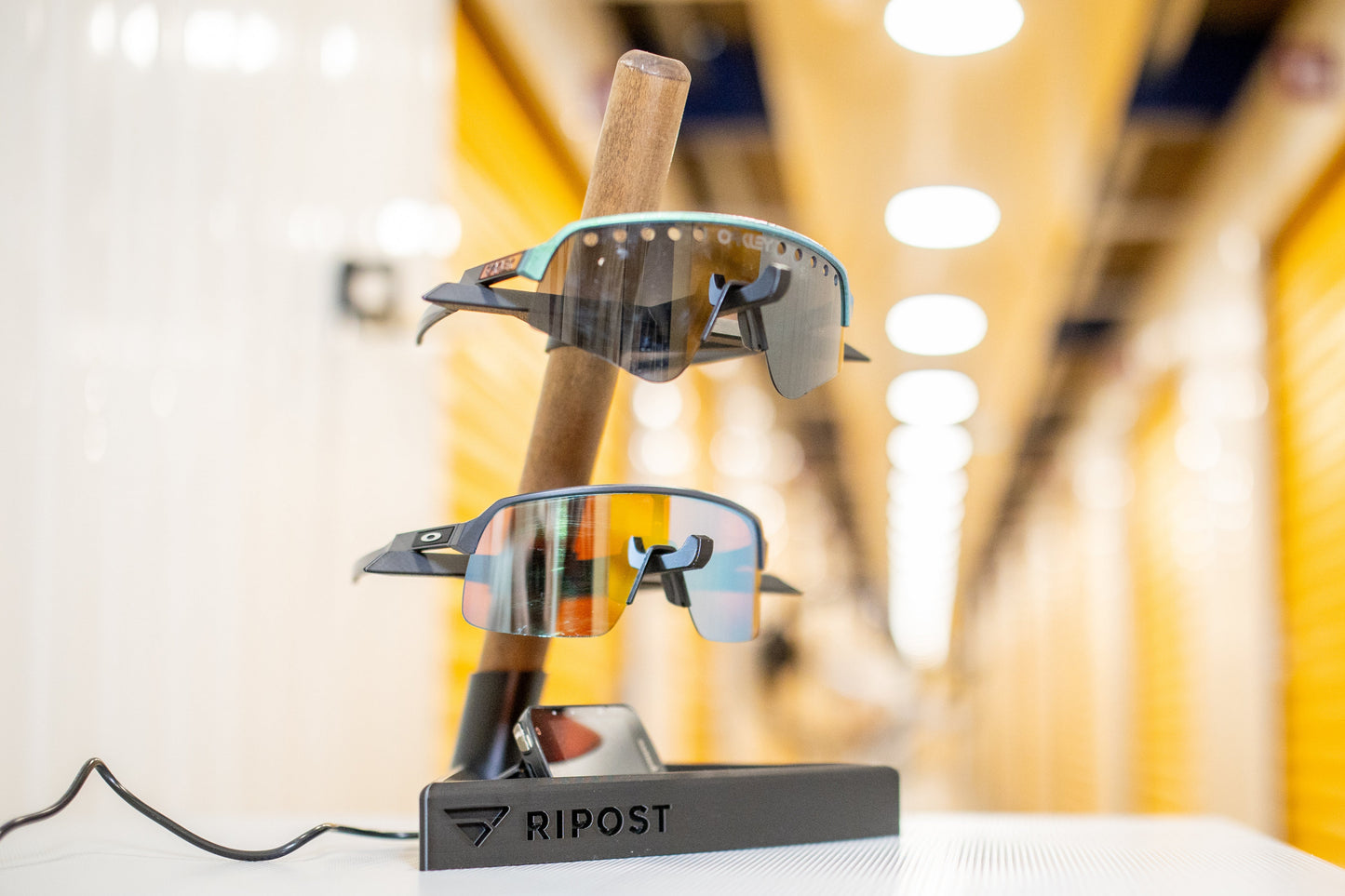 DESK | Présentoir lunettes, station de charge & support casque