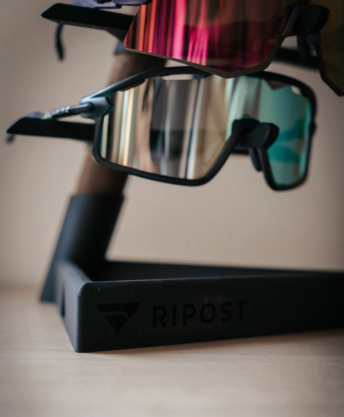 DESK | Présentoir lunettes, station de charge & support casque