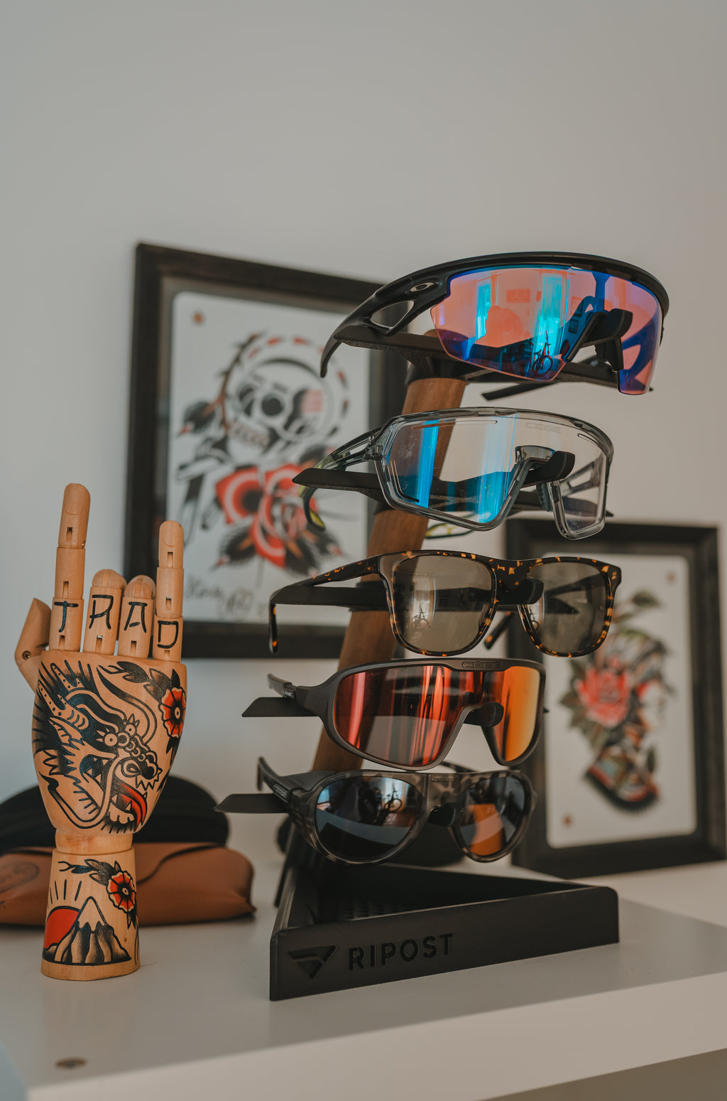 DESK | Présentoir lunettes, station de charge & support casque