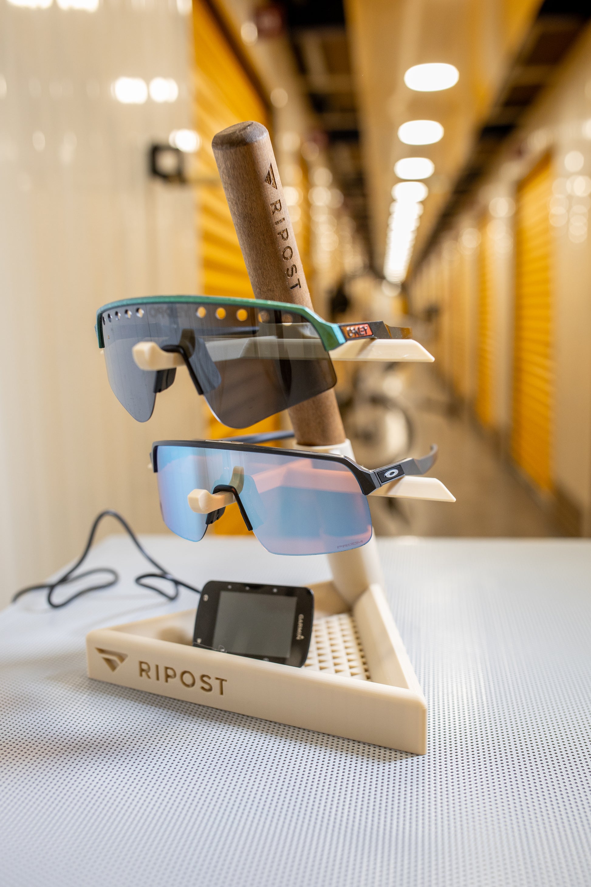 DESK | Présentoir lunettes, station de charge & support casque