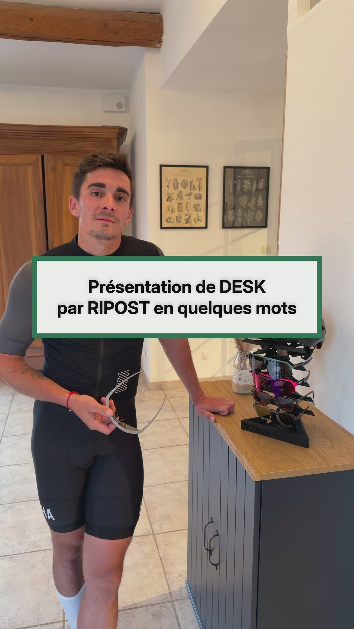 DESK | Présentoir lunettes, station de charge & support casque